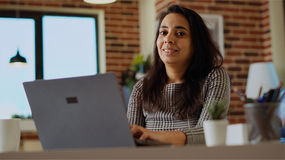 Mujeres trabajando en una computadora