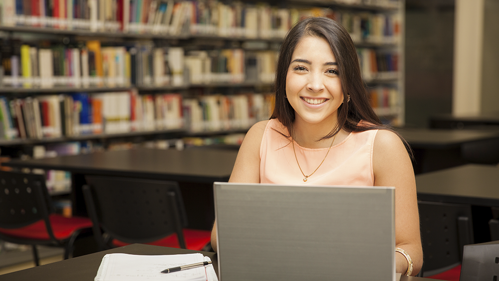 Mujer joven y feliz